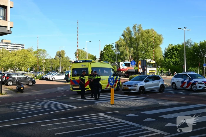 Scooter en auto botsen, vrouw gewond
