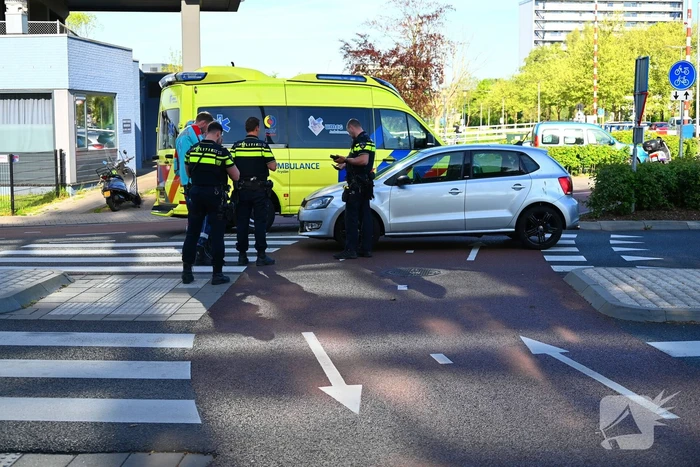 Scooter en auto botsen, vrouw gewond
