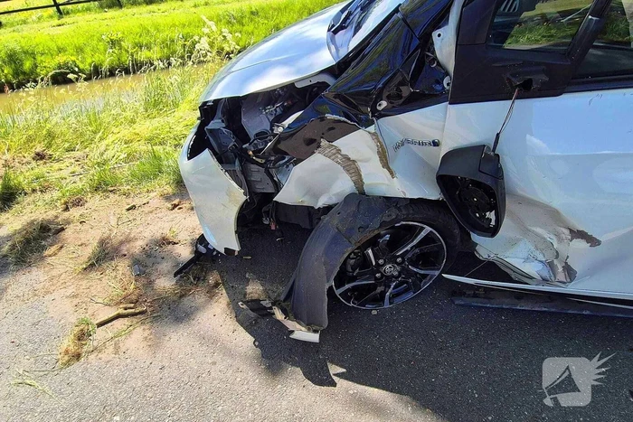 Man rijdt tegen boom