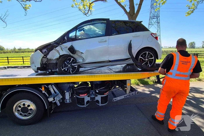 Man rijdt tegen boom