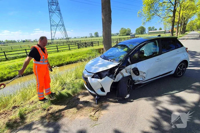 Man rijdt tegen boom