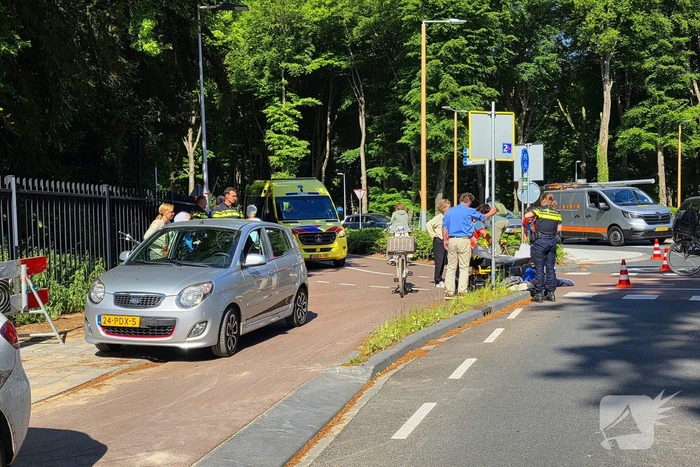 Ongeval tussen auto en fietser op rotonde