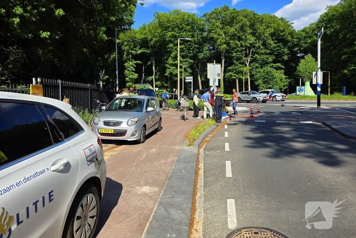 Ongeval tussen auto en fietser op rotonde