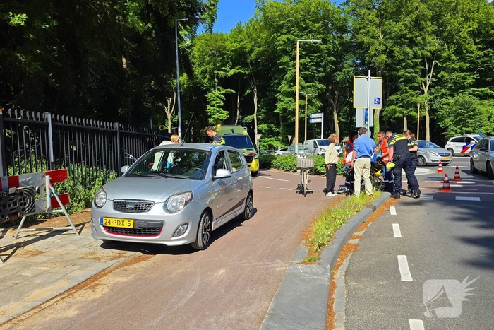 Ongeval tussen auto en fietser op rotonde