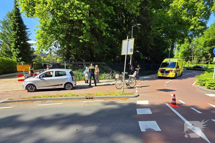 Ongeval tussen auto en fietser op rotonde
