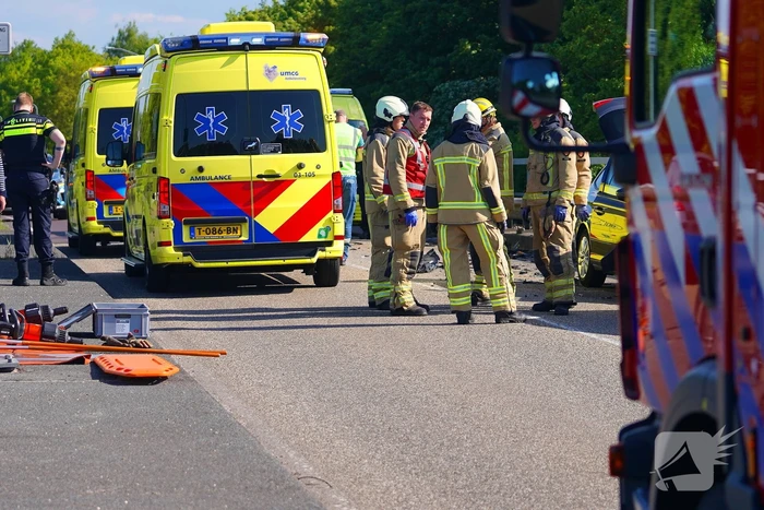 Twee gewonden bij frontale aanrijding