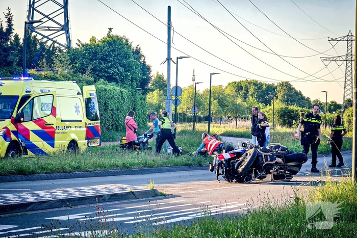 Motoragent botst tegen flitspaal en raakt zwaargewond