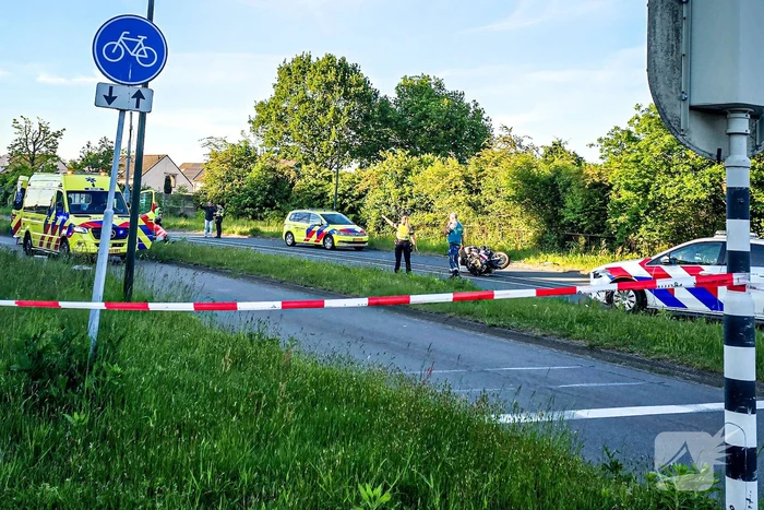 Motoragent botst tegen flitspaal en raakt zwaargewond