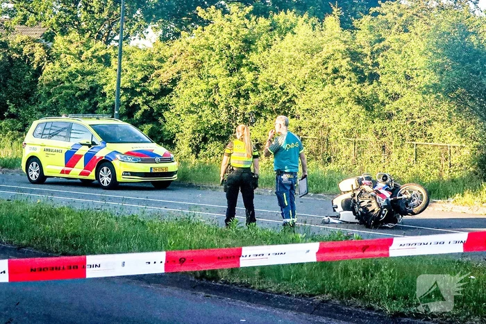 Motoragent botst tegen flitspaal en raakt zwaargewond