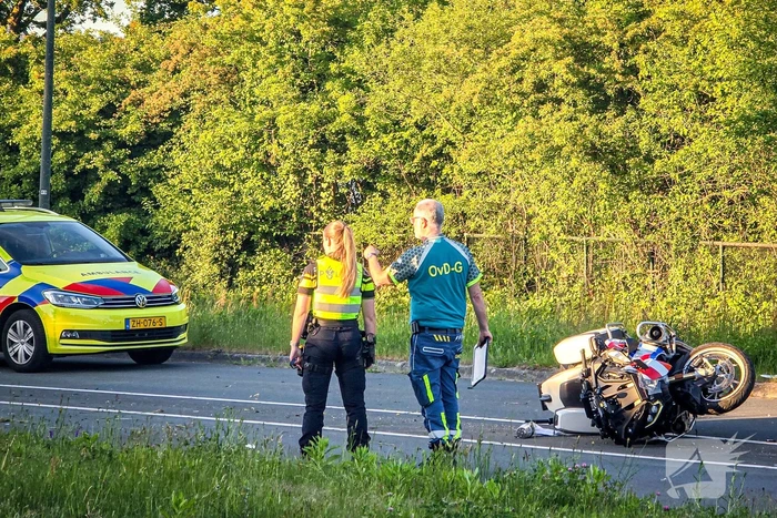 Motoragent botst tegen flitspaal en raakt zwaargewond