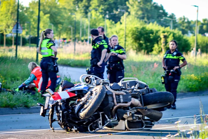 Motoragent botst tegen flitspaal en raakt zwaargewond