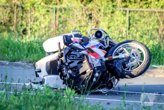 Motoragent botst tegen flitspaal en raakt zwaargewond