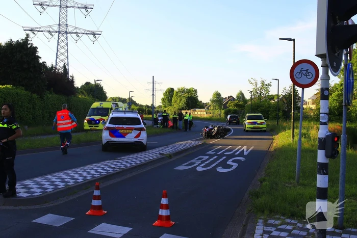 Motoragent botst tegen flitspaal en raakt zwaargewond