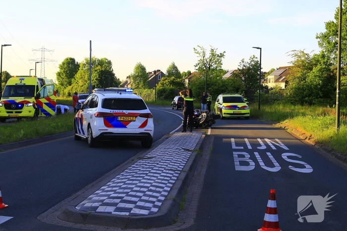 Motoragent botst tegen flitspaal en raakt zwaargewond