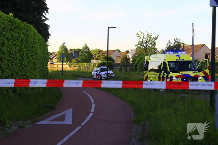 Motoragent botst tegen flitspaal en raakt zwaargewond