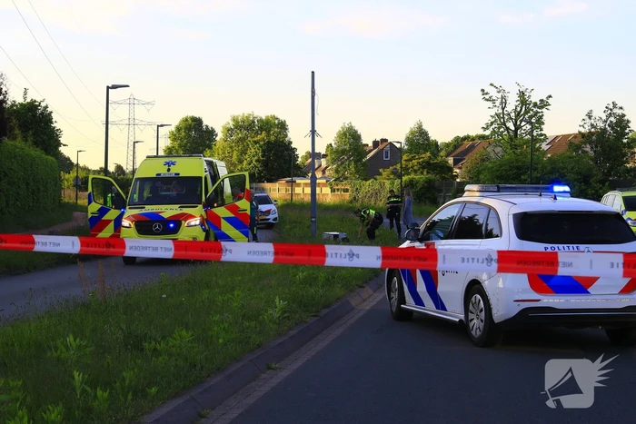 Motoragent botst tegen flitspaal en raakt zwaargewond