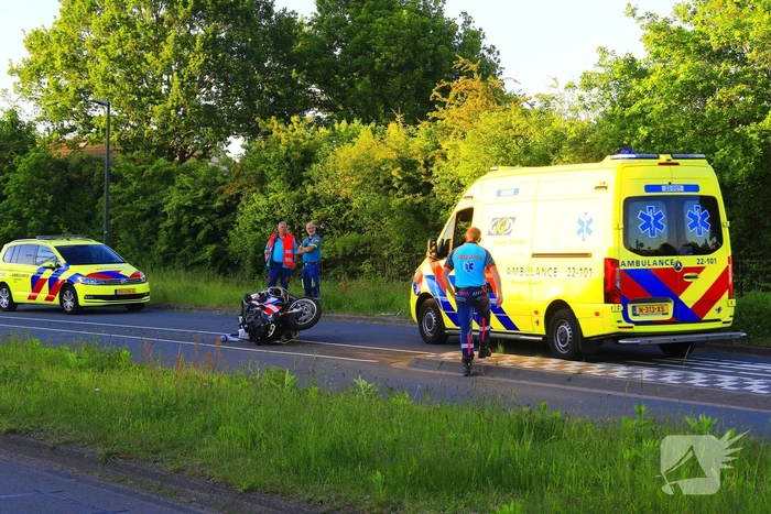 Motoragent botst tegen flitspaal en raakt zwaargewond