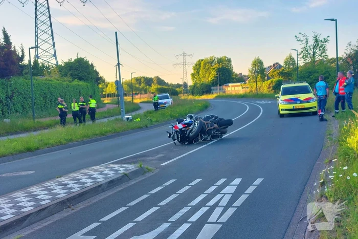 Motoragent botst tegen flitspaal en raakt zwaargewond