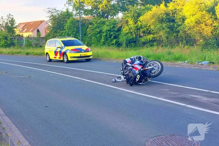 Motoragent botst tegen flitspaal en raakt zwaargewond