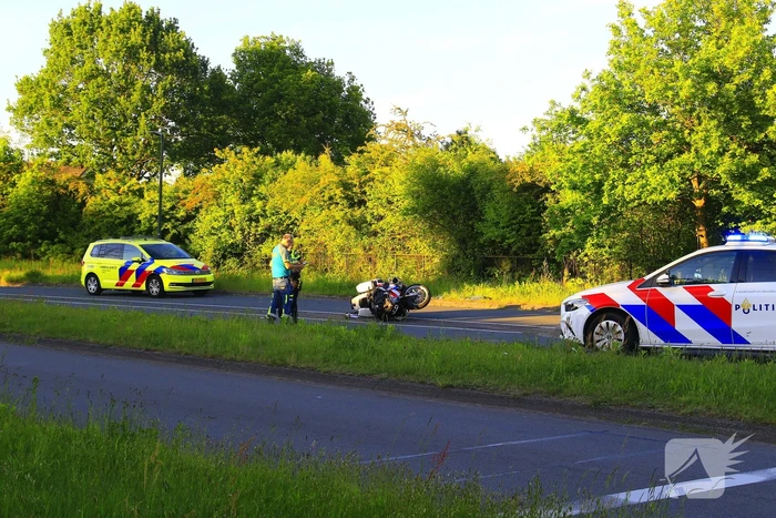 Motoragent botst tegen flitspaal en raakt zwaargewond