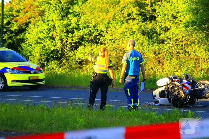 Motoragent botst tegen flitspaal en raakt zwaargewond