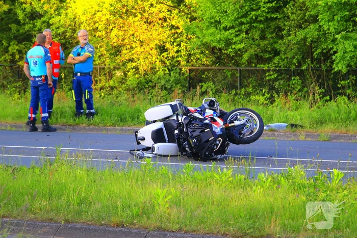 Motoragent botst tegen flitspaal en raakt zwaargewond