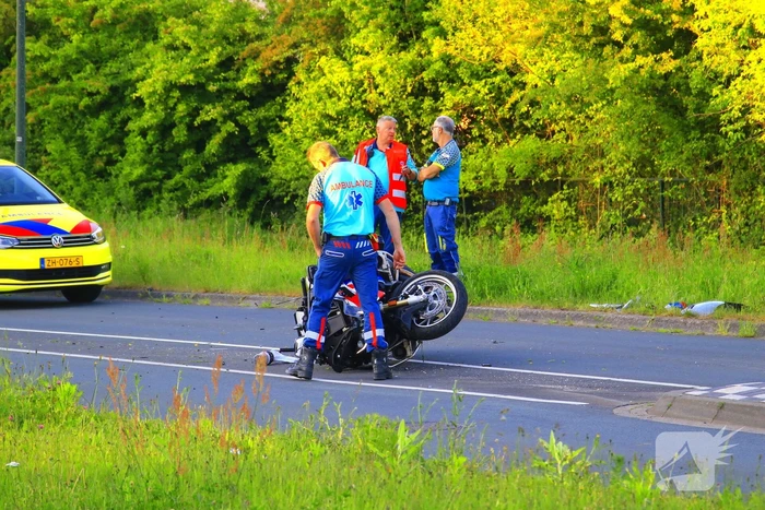Motoragent botst tegen flitspaal en raakt zwaargewond