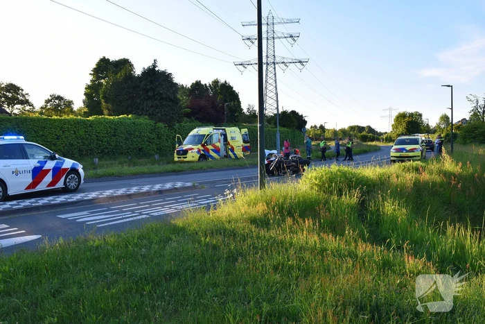 Motoragent botst tegen flitspaal en raakt zwaargewond