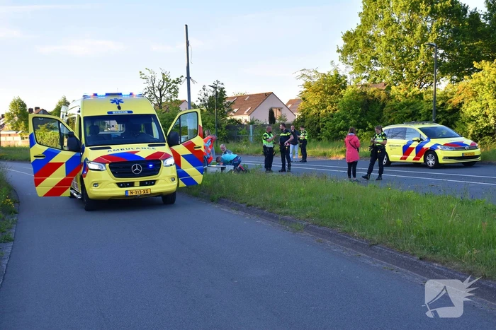 Motoragent botst tegen flitspaal en raakt zwaargewond