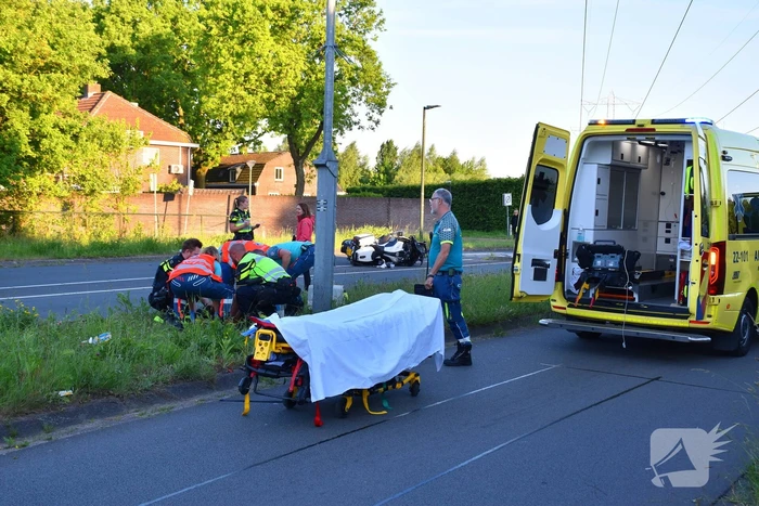 Motoragent botst tegen flitspaal en raakt zwaargewond