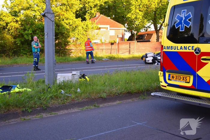 Motoragent botst tegen flitspaal en raakt zwaargewond