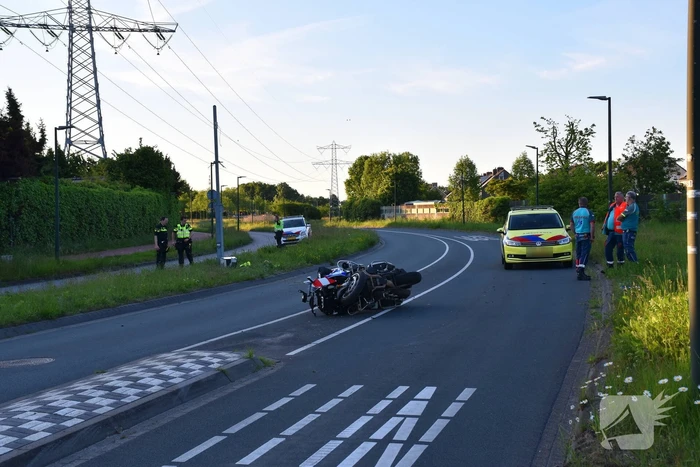 Motoragent botst tegen flitspaal en raakt zwaargewond