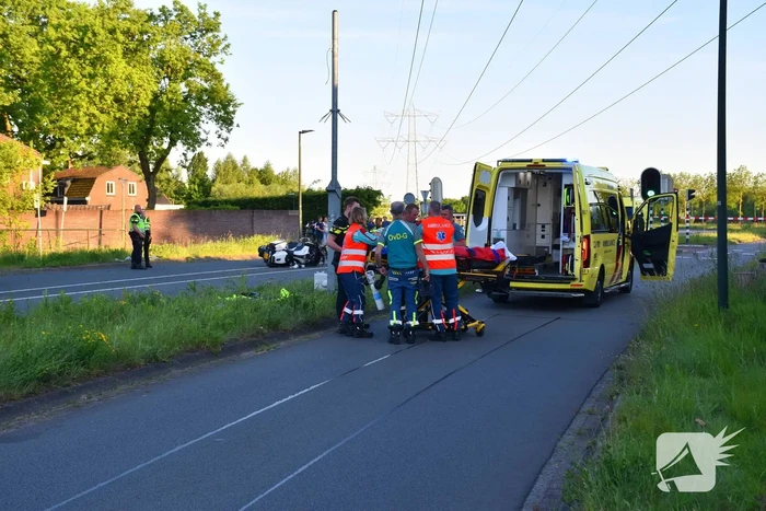 Motoragent botst tegen flitspaal en raakt zwaargewond