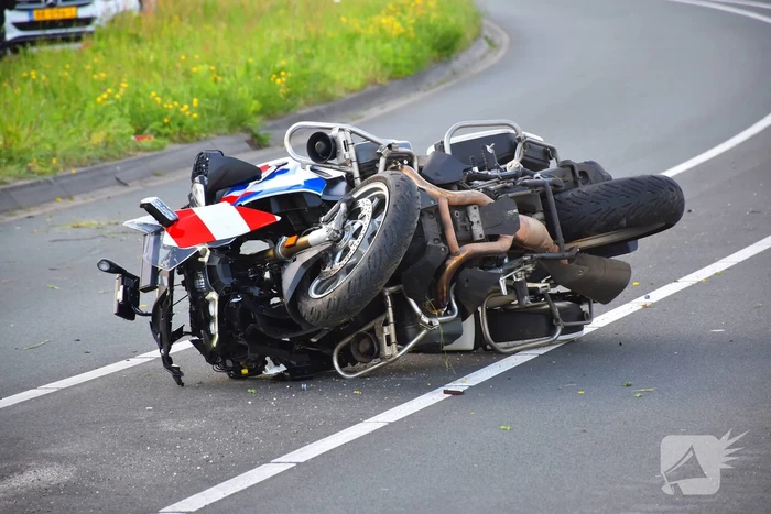 Motoragent botst tegen flitspaal en raakt zwaargewond