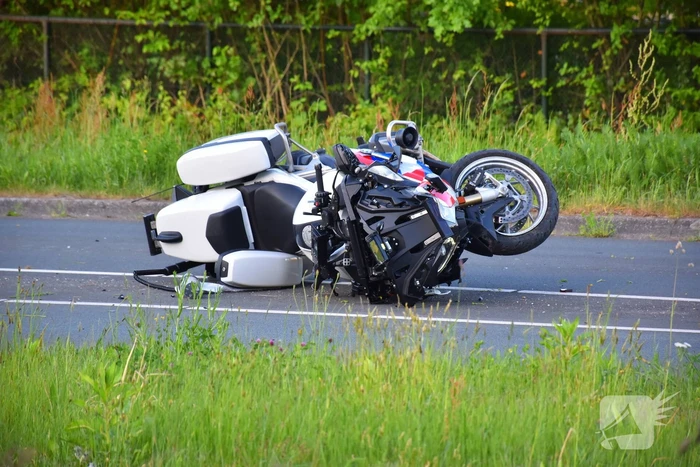 Motoragent botst tegen flitspaal en raakt zwaargewond