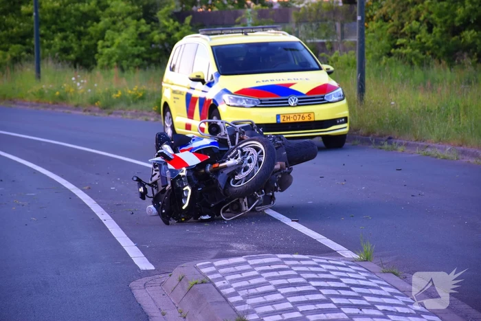 Motoragent botst tegen flitspaal en raakt zwaargewond