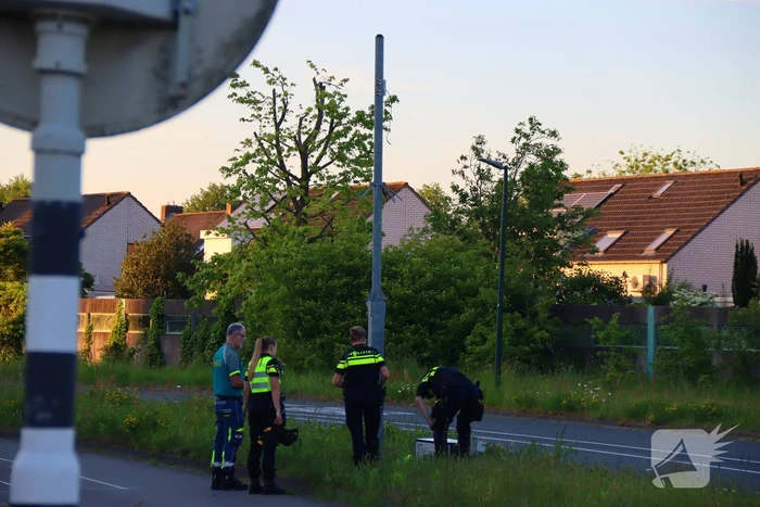 Motoragent botst tegen flitspaal en raakt zwaargewond