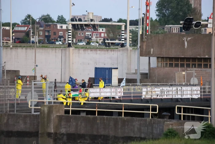 Extinction rebellion blokkeert Sluis voor vertrekkend cruiseschip
