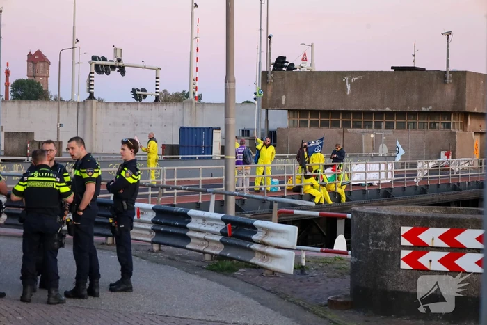 Extinction rebellion blokkeert Sluis voor vertrekkend cruiseschip