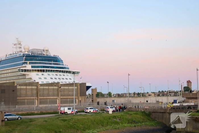 Extinction rebellion blokkeert Sluis voor vertrekkend cruiseschip