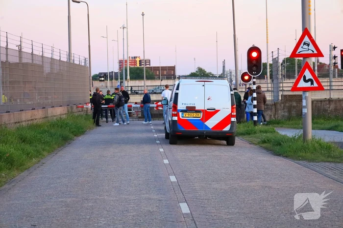 Extinction rebellion blokkeert Sluis voor vertrekkend cruiseschip