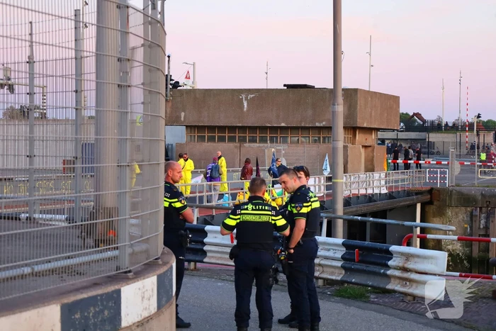 Extinction rebellion blokkeert Sluis voor vertrekkend cruiseschip