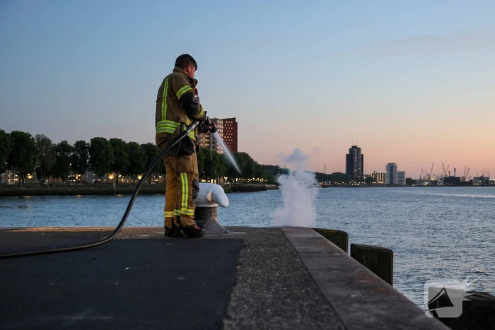 Brand in meerpaal aan kade geblust
