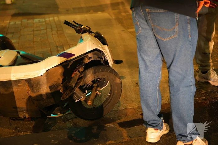 Ongeval tussen deelscooter en auto met aanzienlijke schade