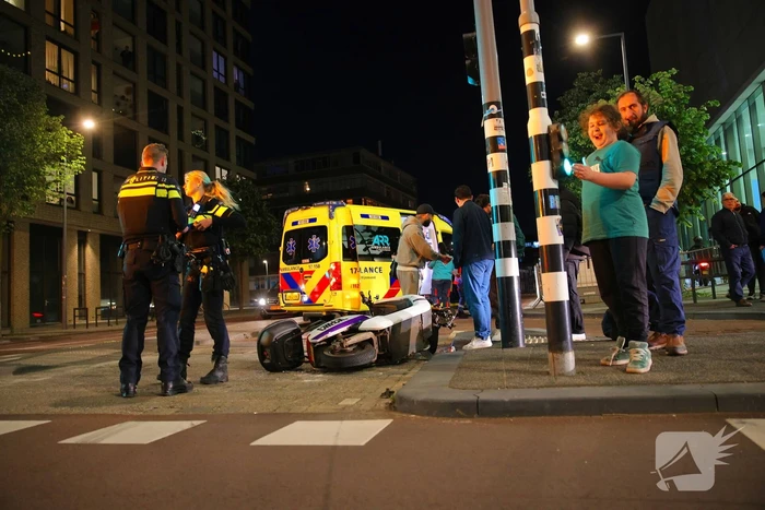 Ongeval tussen deelscooter en auto met aanzienlijke schade