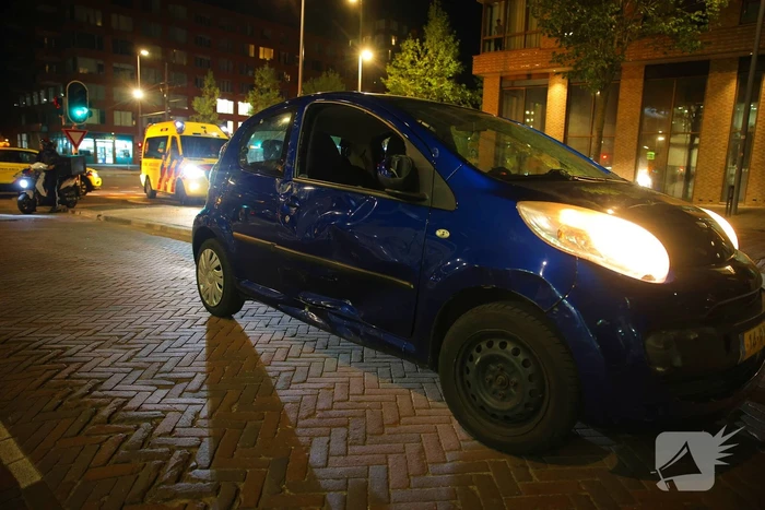 Ongeval tussen deelscooter en auto met aanzienlijke schade
