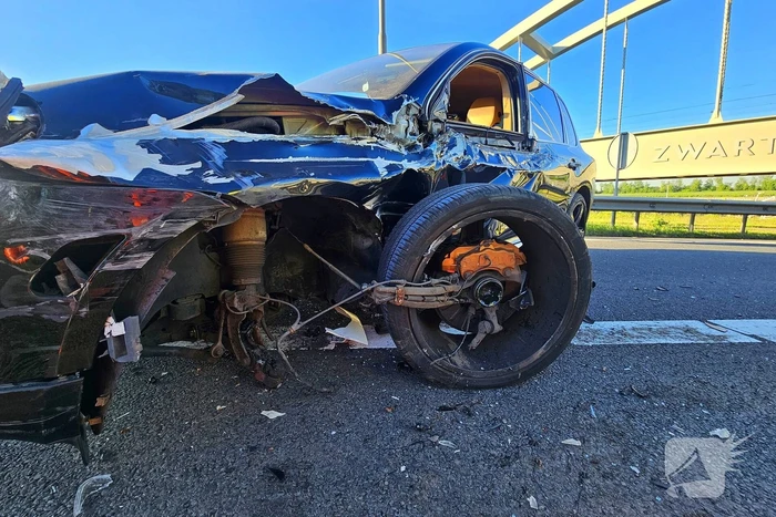 Dronken automobilist gewond bij botsing tegen vrachtwagen