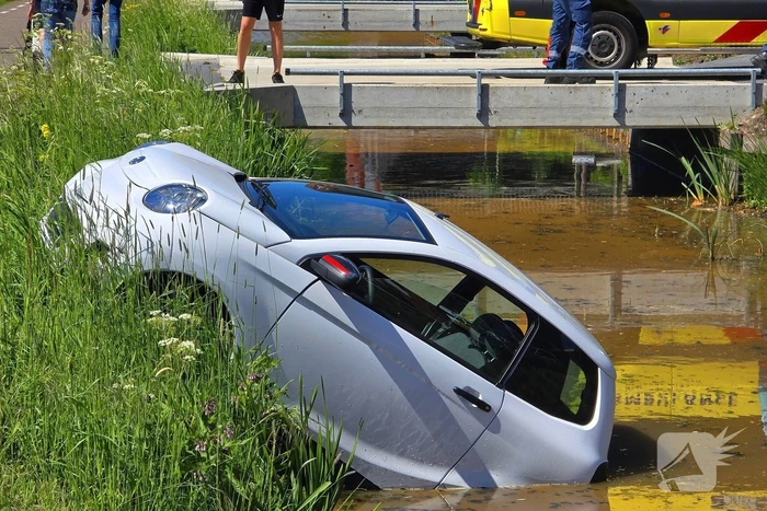 Brommobiel raakt te water