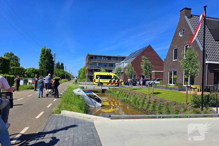 Brommobiel raakt te water