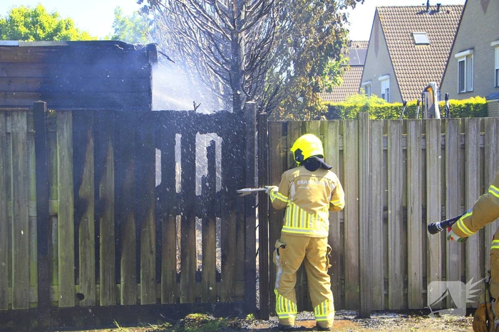 Schuur vat vlam door brandende coniferen